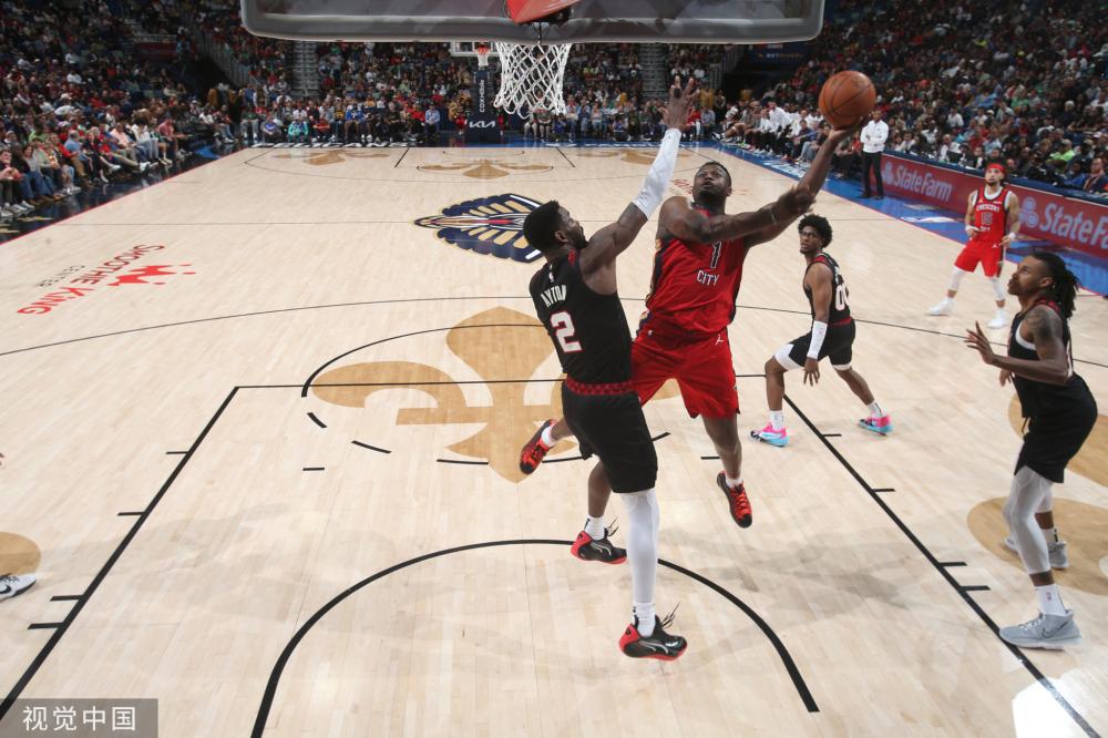 确保她在比 确保她在比